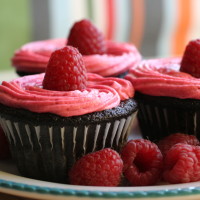 Chocolate_Cupcakes_with_Raspberry_Buttercream